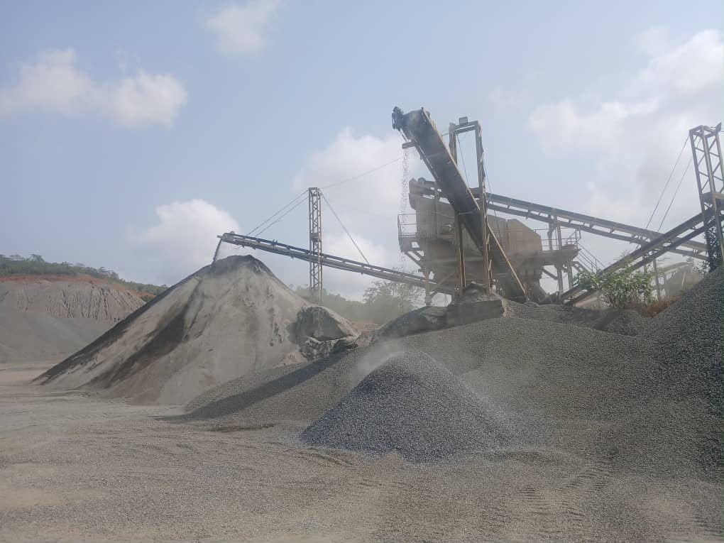Crushing plant conveyor discharging aggregate