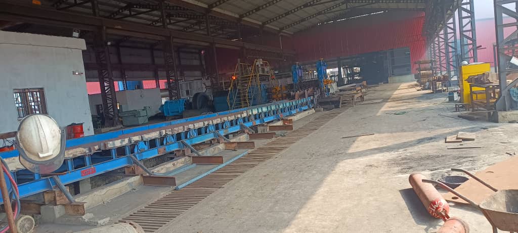 Long conveyor line inside a steel rolling mill